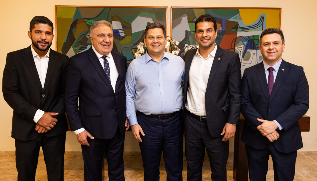 O governador Laurez Moreira e presidente do Congresso Nacional, senador Davi Alcolumbre, reuniram-se para discutir grandes projetos de interesse do Tocantins