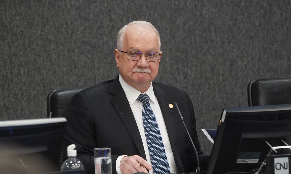 STF: Fachin aguarda explicações de ministros para decidir sobre crise